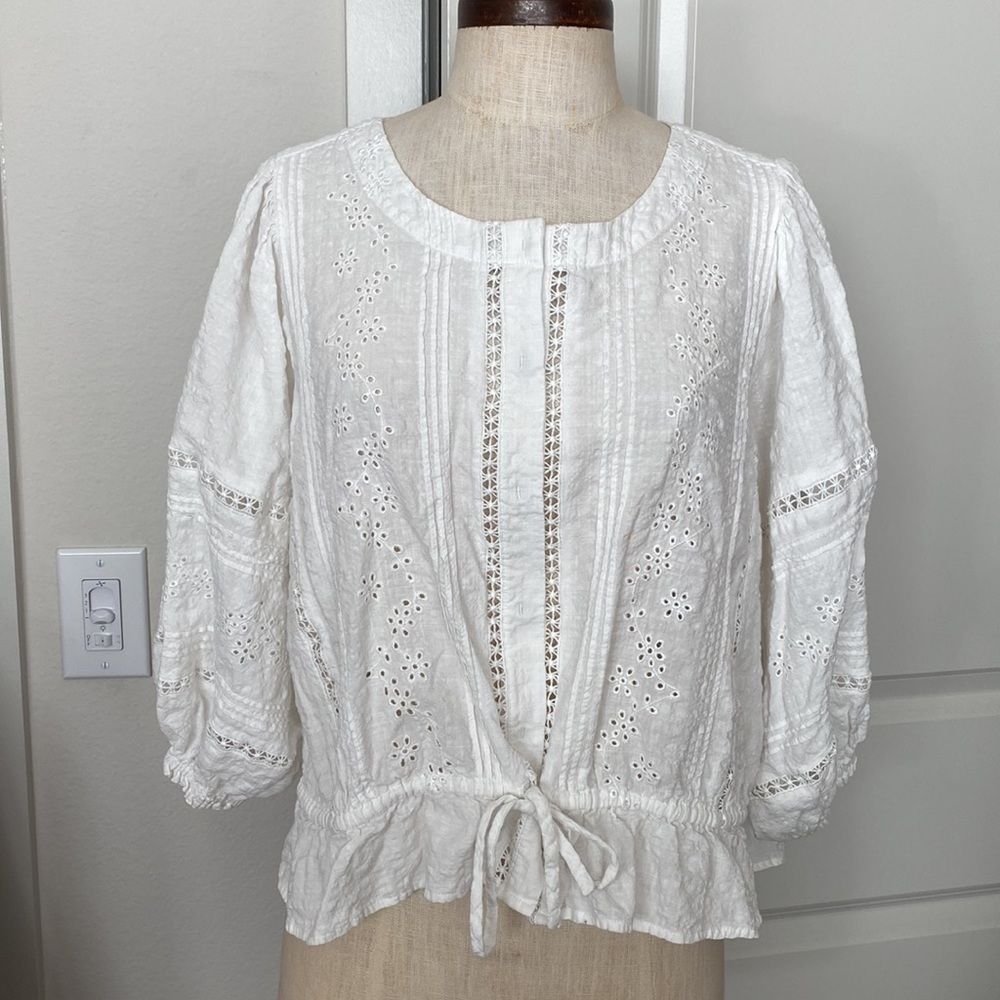 A loves a eyelet puff sleeve blouse